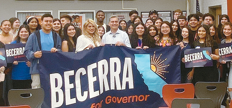 가주 주지사 선거에 출마한 하비에르 베세라 전 연방 보건복지부 장관이 지지자들과 함께하고 있다. [하비에르 베세라 페이스북]
