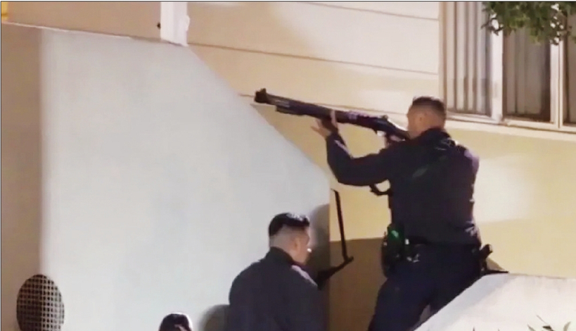 21일 무장 경관들이 스튜디오시티의 주택으로 진입하고 있다.                    [ABC7 캡처]