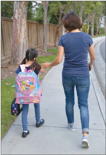 가주에서 아이를 키우는데 18년간 31만여달러가 필요한 것으로 나타났다. 한 어머니가 자녀의 등굣길에 함께하고 있다. 박낙희 기자