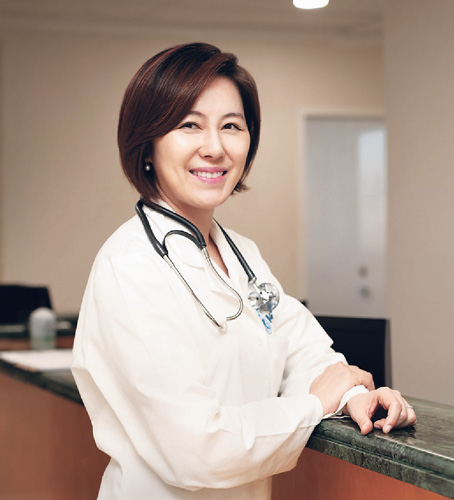 시니어 맞춤 진료를 실천하며 환자 한 사람 한 사람의 건강과 삶의 질을 세심하게 돌보는 조아라 원장.