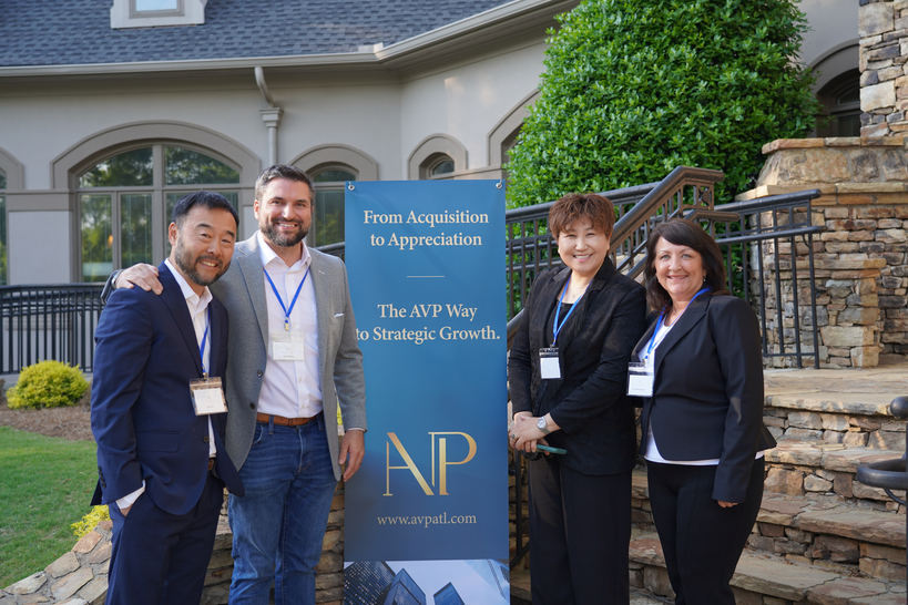 22일 투자자 초청 만찬에서 왼쪽부터 존 안, 토드 로빈슨, 헤일리 구 AVP 파트너, 미셸 휴웰 에이전트.