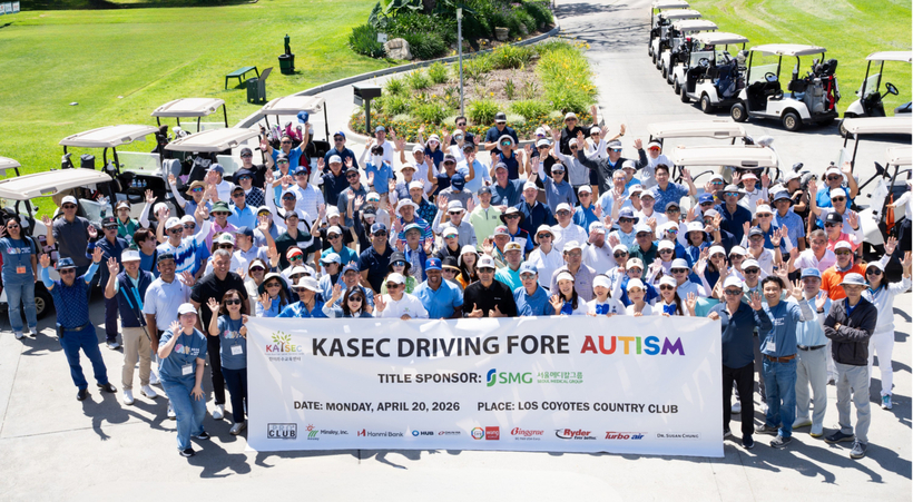 한미특수교육센터 자선 골프대회 참가자들이 함께 자리했다. 배너 바로 뒤 가운데 검은색 상의를 입은 이가 박찬호, 그 왼쪽이 에이드리언 벨트레.  [센터 제공]