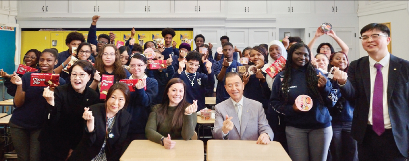 홍문표 한국농수산식품유통공사(aT) 사장(가운데 오른쪽)은 지난 20일 데모크라시프렙할렘고교(한국어학과장 김수진)를 방문했다. 이날 홍 사장은 한국어 수업 교실을 방문해 학생들과 교류하고 한국 스낵도 전달했다. 홍 사장은 “한국 음식과 문화를 깊이 있게 경험할 수 있도록 지속 지원하겠다”고 전했다.             데모크라시프렙할렘고교]