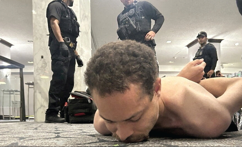 총격 사건이 일어난 워싱턴DC 힐튼호텔에서 경찰이 총격 사건 용의자 콜 토마스 앨런을 체포하는 모습.  [트럼프 대통령 ‘트루스소셜’ 계정]