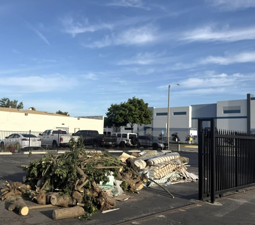 명가한방 앞에 불법 투기된 공사 폐기물.