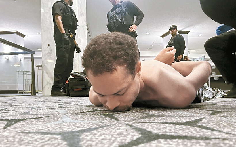 비밀경호국 요원들에게 제압당한 용의자 앨런. [트루스소셜 캡처]