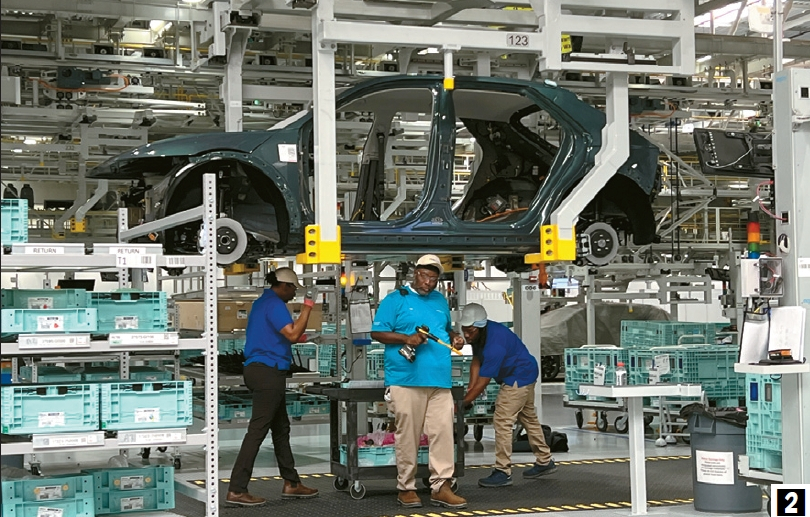 (2) '메타 프로'로 불리는 직원들이 부품을 장착하고 있다.