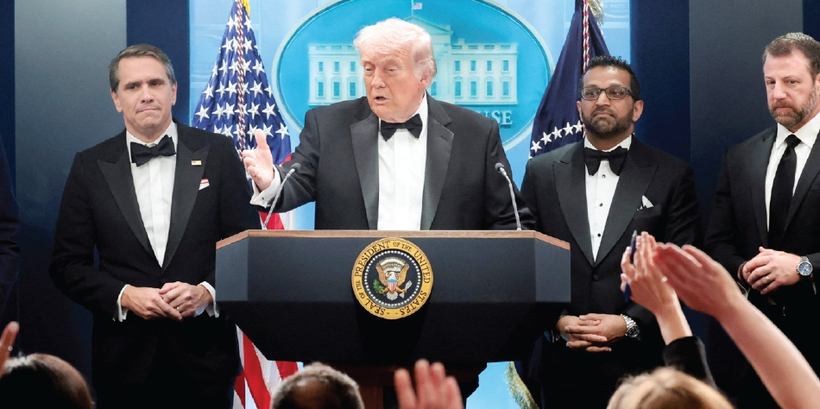 도널드 트럼프 대통령이 25일 백악관 출입기자협회 연례만찬 중 발생한 총격 사건 이후 백악관에서 열린 기자회견에서 기자들의 질문에 답하고 있다. [로이터]