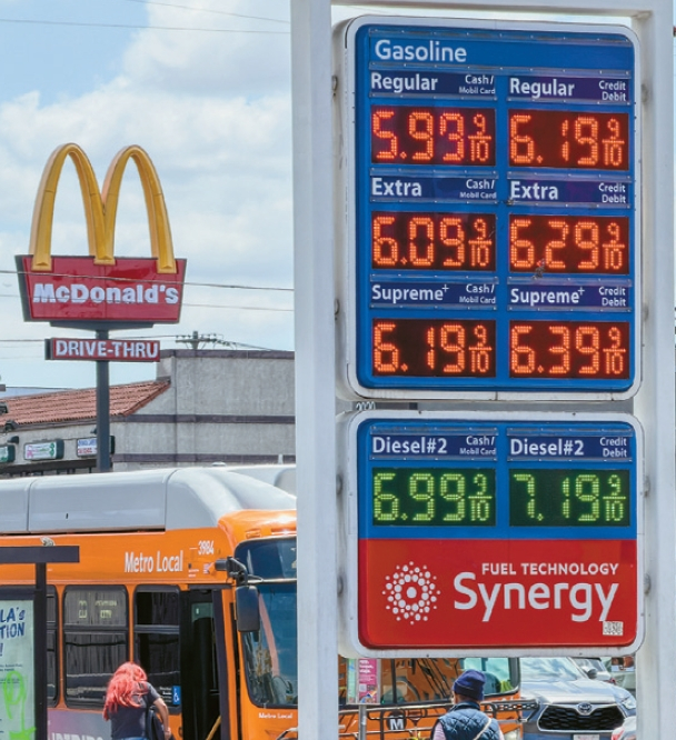 27일 LA 한인타운 인근 한 주유소 가격판에 개스 가격이 갤런당 6달러 안팎으로 표시돼 있다. 김상진 기자