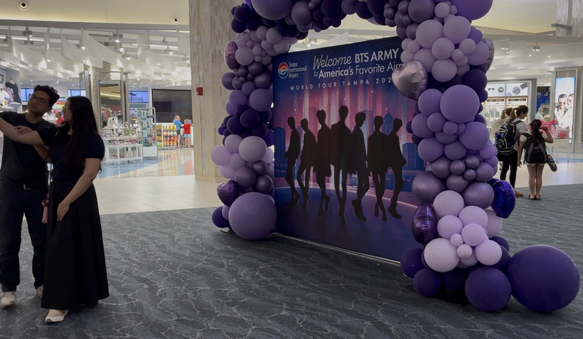 탬파 국제공항에 BTS와 팬들을 환영하는 포토존이 조성됐다. 장채원 기자