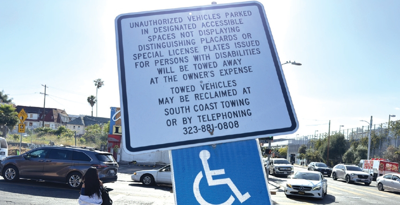 LA 한 상가 주차장 입구에 설치된 장애인 전용 주차구역 안내 표지판. 김상진 기자