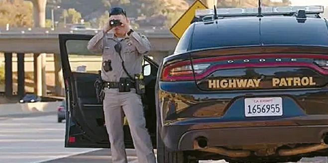 CHP 경관이 프리웨이 갓길에서 차량 속도를 측정하고 있다.  [CHP 페이스북]