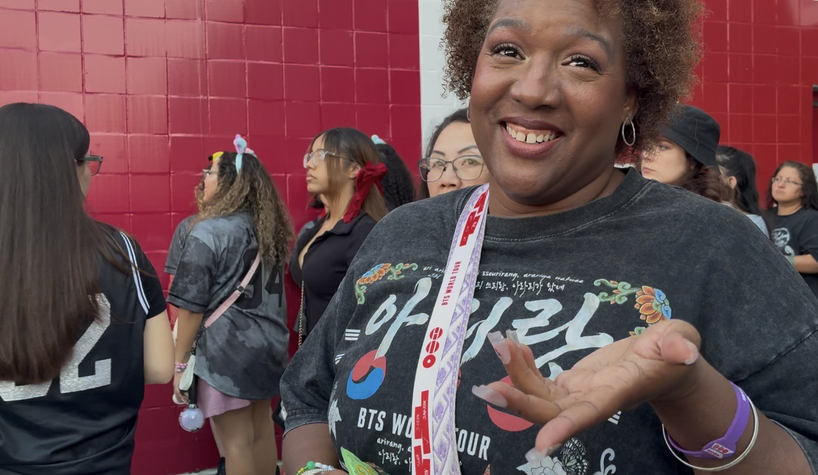 공연장에서 만난 조지아주 출신의 한 BTS 팬이 아리랑의 의미에 대해 설명하고 있다. 장채원 기자