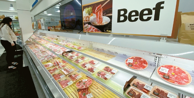 물가 부담에 경제 악화를 우려하는 소비자가 증가하고 있다. 한 마켓의 소고기 판매 코너. 박낙희 기자