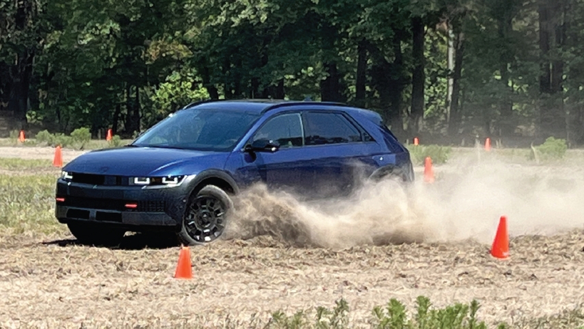 오프로드 트랙에서 아이오닉 5 XRT 모델이 코너를 도는 모습.