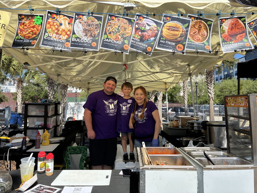 26일 페리 하비 공원에서 한식 노점을 연 정다희씨가 가족들과 함께 BTS 티셔츠를 입고 있다. 장채원 기자