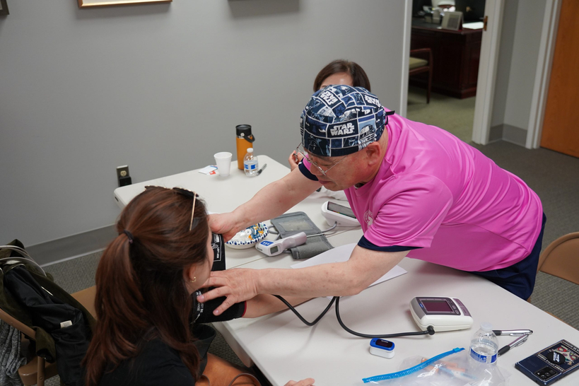 박노민 간호사가 방문 환자의 혈압을 재고 있다. 장채원 기자