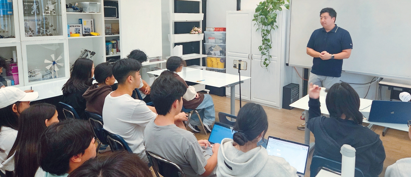 A1 칼리지 프렙 강사가 학생들을 대상으로 수업을 진행하고 있다. 소그룹 맞춤형 지도를 통해 SAT, AP, 경시대회 준비는 물론 사고력과 문제 해결 능력을 동시에 키우는 것이 특징이다.