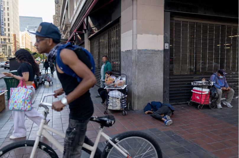 클리프턴스 카페테리아 측은 반달리즘을 막기 위해 매장 앞쪽에 철문을 설치했다. [에릭 세이어/LA타임스]