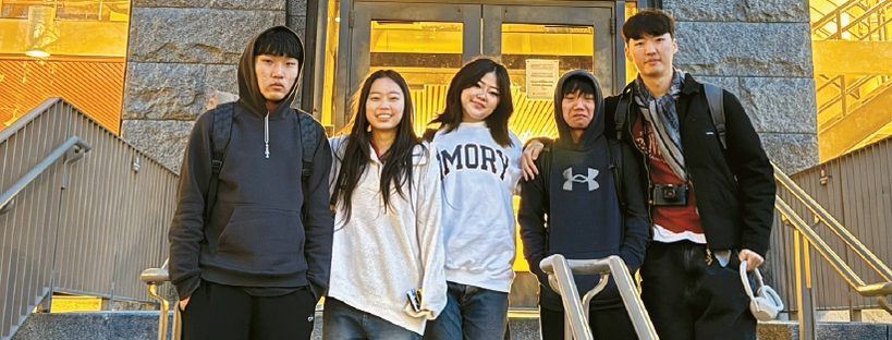 A1 칼리지 프렙 학생들이 대학 캠퍼스를 방문해 기념촬영을 하고 있다. 실제 대학 환경을 직접 경험하며 진로 목표를 구체화하는 현장 체험 프로그램의 일환이다.