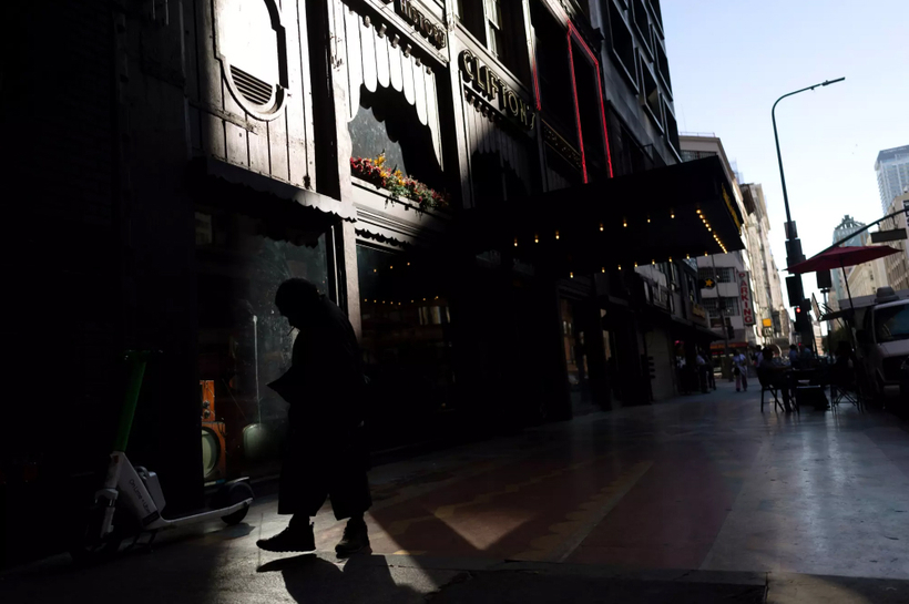 한 남성이 LA다운타운 역사 지구에 위치한 클리프턴스 카페테리아 앞을 걷고 있다. [에릭 세이어/LA타임스]