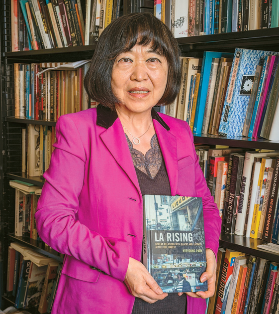 'LA 라이징'을 들고 있는 박계영 교수.