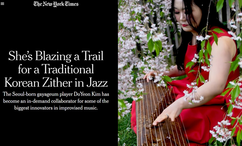뉴욕타임스 온라인판 기사에 서울 출신 가야금 연주자 도연 김이 꽃이 만개한 나무 아래에서 가야금을 연주하는 모습이 담겨 있다. 붉은 드레스를 입은 채 전통 악기를 연주하는 장면이 재즈 무대에서의 새로운 시도를 상징적으로 보여준다.