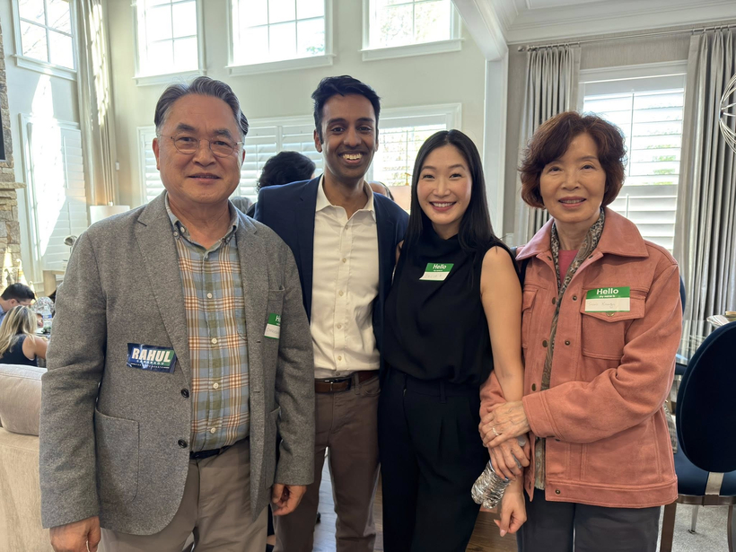 라훌 가라바두 후보와 그의 아내 줄리아 강의 가족들.