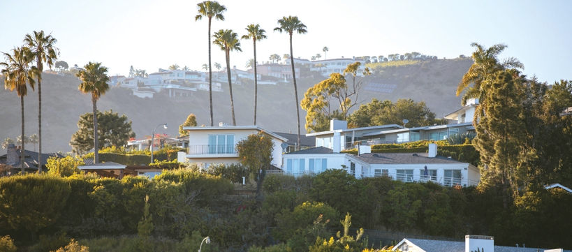산불이 발생하기 전의 퍼시픽 팰리세이즈. 산불 이후 보험금 지급이 늦어지자 의회가 이를 해결하기 위해 패키지 법안을 심의하고 있다. 