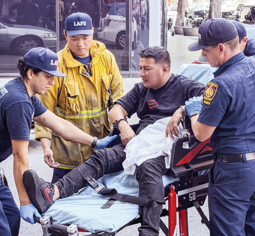 29일 오후 3시쯤 LA한인타운 윌셔 불러바드와 뉴햄프셔 애비뉴 인근에서 도난 차량 추격전이 벌어졌다. 이날 추격전 끝에 검거된 용의자는 구급대원들에 의해 병원으로 이송됐다. 용의자는 검거 과정에서 경상을 입었으며 수갑이 채워진 상태로 구급차에 실렸다. 추격 과정에서 일반 시민의 피해는 발생하지 않았다. 김상진 기자