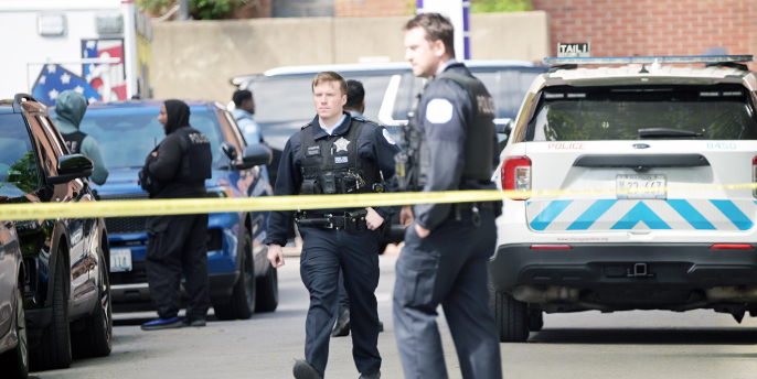 지난 25일 여러차례 범죄를 저지르고도 가석방 중이던 범죄자에 의해 2명의 경찰관이 총격을 받은 스웨디시 병원 앞에서 경찰이 수사를 하고 있다. [폭스뉴스 캡처]  