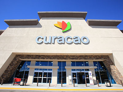 남가주 기반 리테일 업체 큐라소 매장. 가전과 가구, 전자제품 등을 판매하는 동시에 할부 금융 서비스를 제공하는 커뮤니티 중심 상업 공간이다.