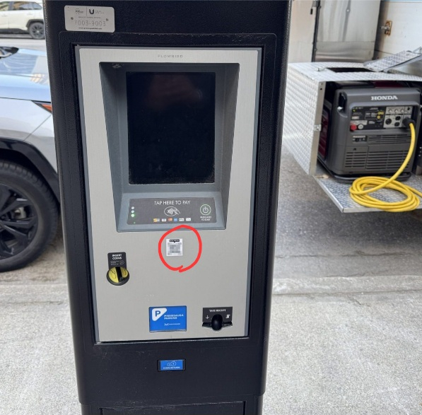 [주차 요금 정산 기계에 붙어있는 위조 QR 코드, 미시사가 시청 제공]
