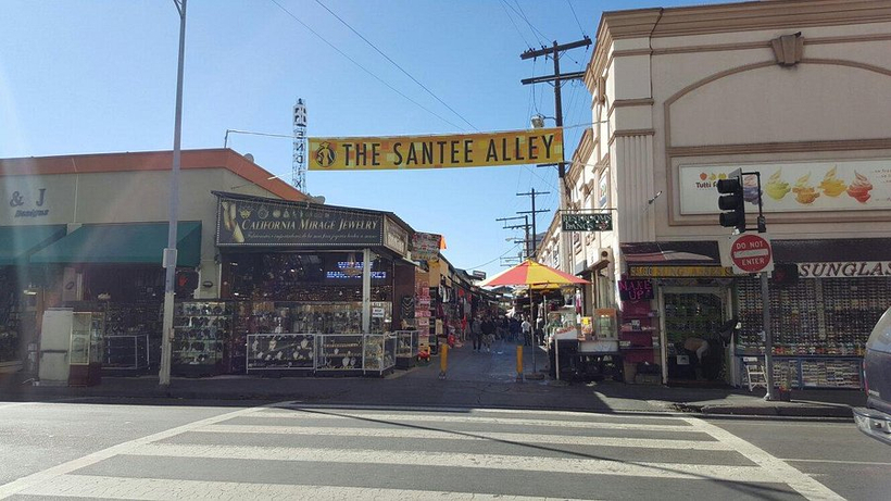 LA다운타운 패션지구에 위치한 산티 앨리 입구 전경. 다양한 소매점이 밀집한 대표 쇼핑 거리로, 최근 이민 단속 여파로 방문객이 줄며 상권 위축이 이어지고 있다.