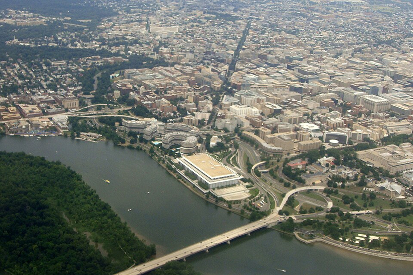 Aerial view Washington DC [wikimedia commons]