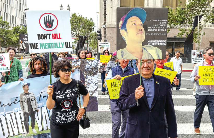 지난 2일 남가주 서울대 동문 등 양용 2주기 추모집회 참가자들이 LA시청을 향해 행진하고 있다. 김상진 기자