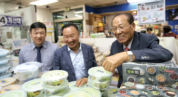 본지는 지난 2019년 3대째 가업을 잇는 '김스전기'를 소개한 바 있다. 당시 김대순 회장과 다니 김 사장, 스캇 김 부사장 등 3대가 한자리에 모여 기념사진을 촬영했다. 오른쪽부터 김대순 회장, 다니 김 사장, 스캇 김 부사장, 김상진 기자