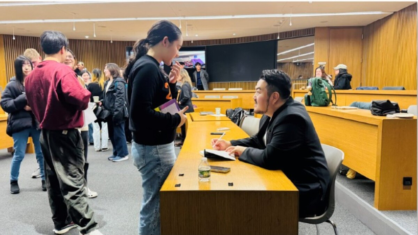 사진=한국 문학에 대한 현지의 뜨거운 관심을 증명하듯 박상영 소설가가 북토크 행사를 마친 후 독자들에게 정성스럽게 사인을 해주며 소통하고 있다.