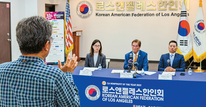 양민 박사(뒷모습)가 네이선 호크먼 검사장(뒷줄 가운데)에게 검찰의 수사 촉구를 당부하고 있다. 김상진 기자 
