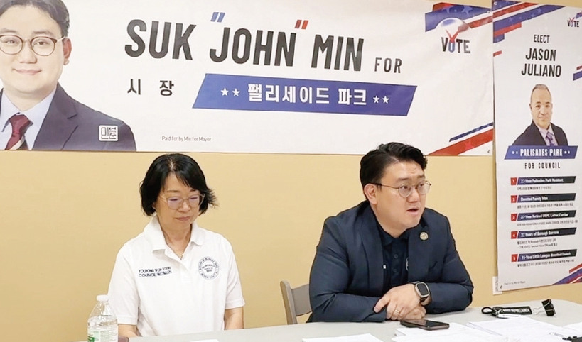 팰팍 시장 민주당 예비선거 민석준 후보(오른쪽)와 원유봉 시의원 후보가 기자회견을 하고 있다.  [사진 민석준 후보]