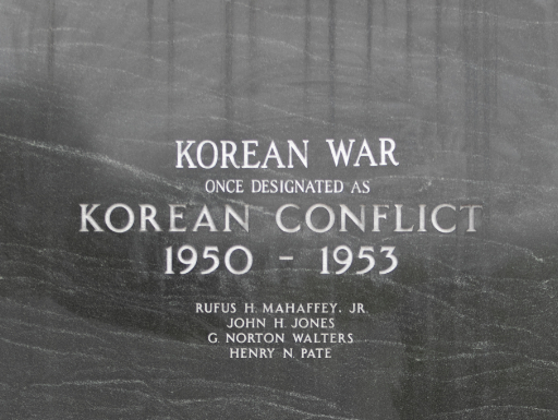 귀넷 카운티 정부가 수정한 전쟁 기념비의 '한국 전쟁' 명칭.