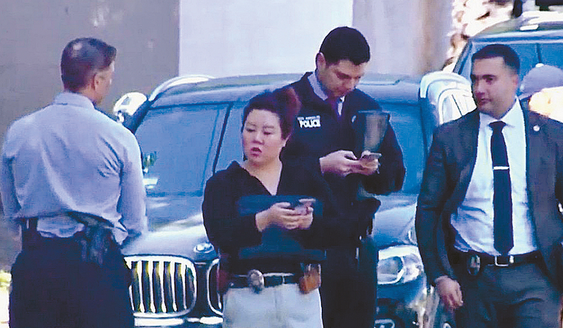 LAPD 밸리지부 소속 샤론 김(왼쪽 두 번째) 형사가 동료들과 사건현장에서 수사를 하고 있다. [LEAAP페이스북]