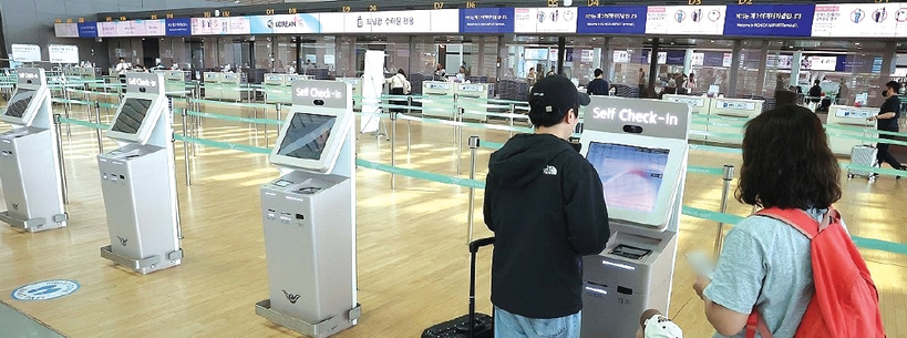 한 고객이 인천공항 대한항공 카운터에서 체크인하고 있다. [연합뉴스]