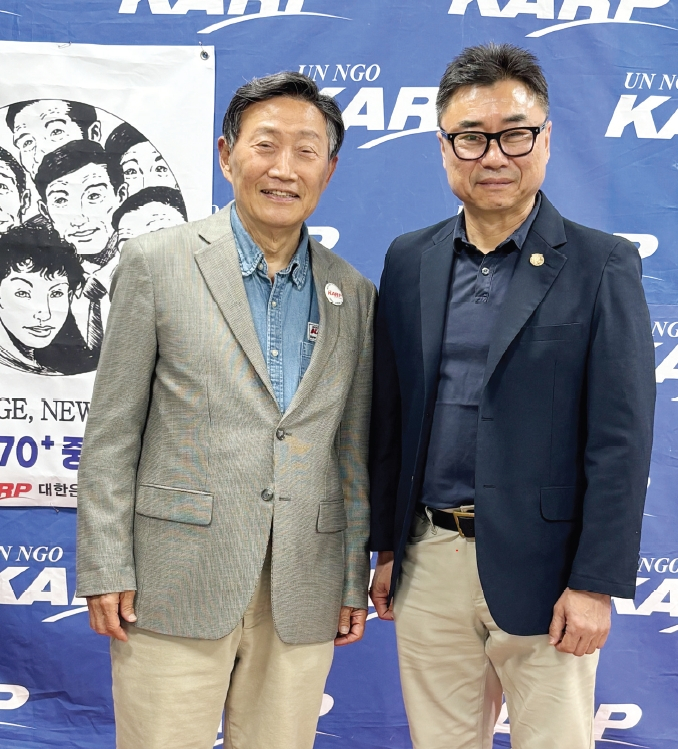 한국을 방문 중인 박광민 국제한인식품주류상총연합회 회장(오른쪽)은 지난 18일 식품협회 전직 회장이자 뉴욕한인회장을 지낸 주명룡 회장과 만남을 가졌다고 20일 밝혔다. 주 회장은 대한은퇴자협회를 이끌며 노인복지를 위해 왕성한 활동을 하고 있다.  [뉴욕한인식품협회]