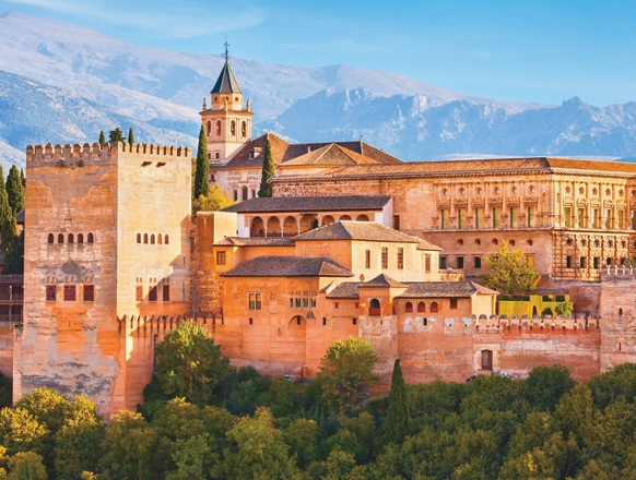 그라나다 언덕 위에 자리한 이슬람 왕조의 마지막 궁전인 알함브라 궁전(La Alhambra)으로? 섬세한 아라베스크 문양과 고요한 정원이 스페인 남부의 역사를 품고 있다.