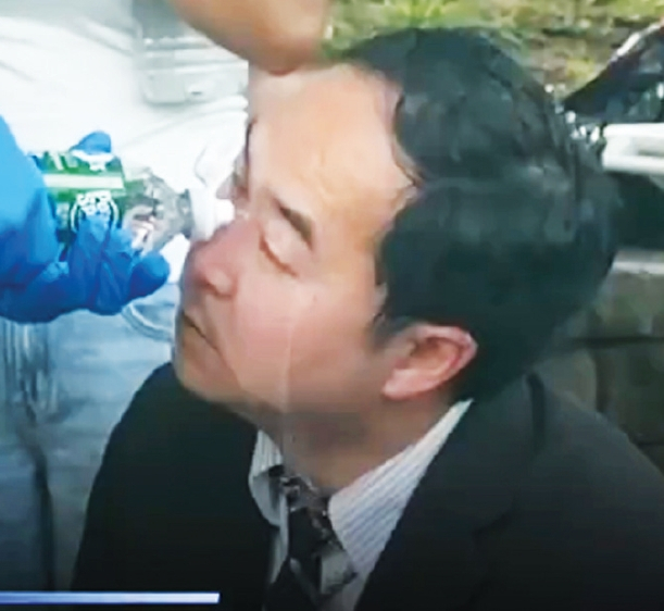 앤디 김 연방상원의원(민주.뉴저지)이 25일 뉴왁 이민세관단속국(ICE) 구금시설 앞에서 시위대와 ICE 요원 간 충돌을 막으려던 중 ICE 요원의 페퍼스프레이에 피해를 입었다.  [사진 뉴스12 영상 캡처]