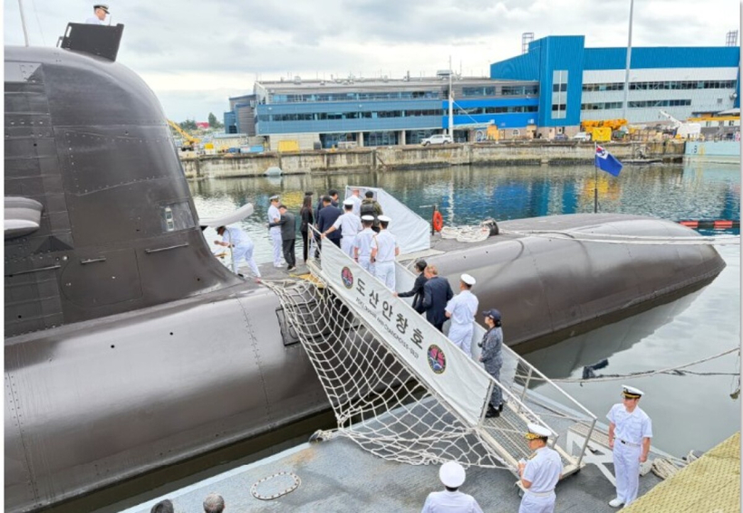 빅토리아 에스퀴몰트 해군기지에 정박한 도산안창호함에서 한·캐나다 해군 관계자들이 입항 환영 행사에 참석하고 있다.[사진=샌디 리(이승신) 전 노스웨스트준주 복지부 장관]