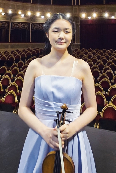 리나 김 양이 지난 9일 아르헨티나 코르도바 주립 교향악단과 협연 무대를 펼쳤다. [김용재 씨 제공]