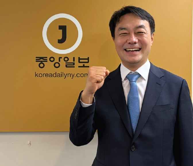 27일 뉴욕중앙일보 본사를 방문한 김상호 신임 주뉴욕총영사가 한인사회 화합과 민원서비스 개선에 힘쓰겠다는 뜻을 밝히며 파이팅을 외치고 있다.