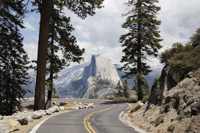 요세미티 국립공원의 대표 명소 하프돔(Half Dome)과 산악 도로 풍경. 늦은 계절 폭설 예보로 공원 내 타이오가 로드가 임시 폐쇄됐다. [언스플래시]